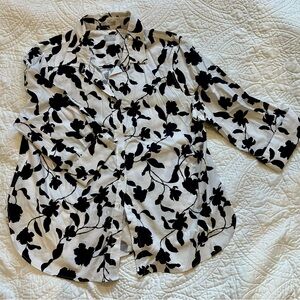Chico's No Iron Stretch Monochrome Black and White Floral Shirt size 3/size 16